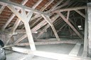 řešení krovu v místě napojení sedlové a stanové střechy - blok B