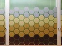 Polep ve tvaru včelích pláství barevně korespondující s obkladem, jeho neprůhlednost zajistí soukromí.